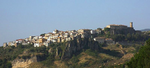 Veduta di Caccuri e del castello, sulla destra
