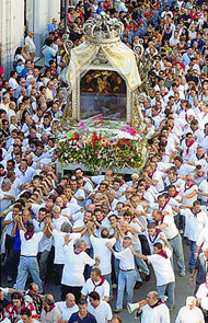 L'immane "Vara" con l'effige della Madonna della Consolazione in processione per le strade di Reggio Calabria