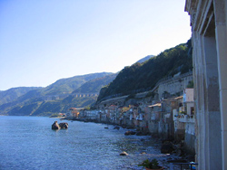 Veduta di Scilla con le sue coste frastagliate e le case sul mare